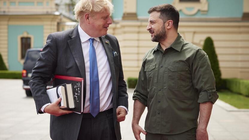 Borisas Johnsonas (kairėje) ir Volodymyras Zelenskis (dešinėje)