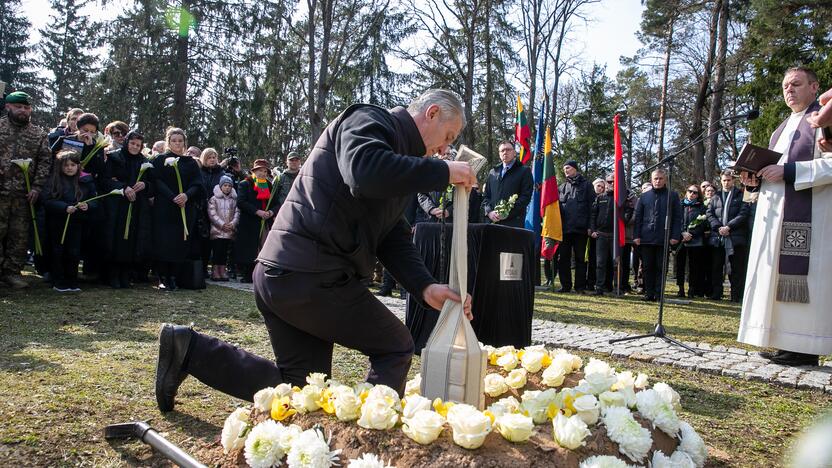 Lietuva atsisveikino su Ukrainoje žuvusiu kariu T. Tumu