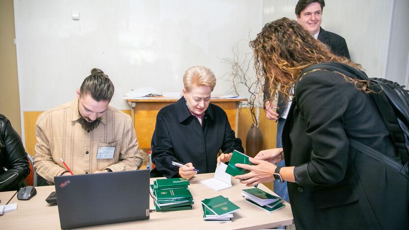 Lietuva renka prezidentą ir sprendžia dėl dvigubos pilietybės