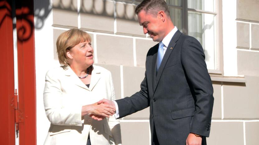 Angela Merkel (kairėje) ir Taavi Roivas (dešinėje)