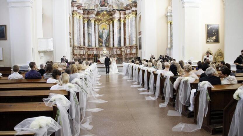 Skirtumai: bažnytinės santuokos paskelbimas negaliojančia pasižymi visai kita specifika, nei civilinės nutraukimas.