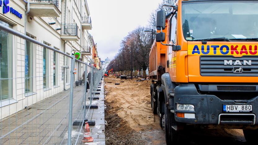 Klojamas naujas Laisvės alėjos grindinys