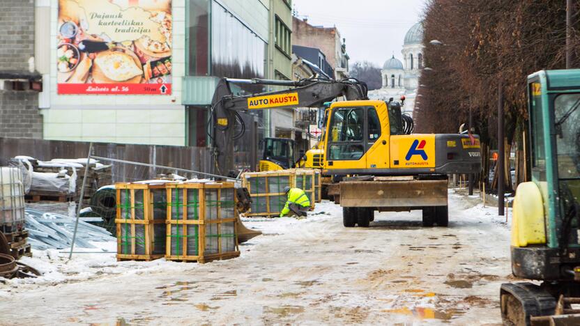 Klojamas naujas Laisvės alėjos grindinys