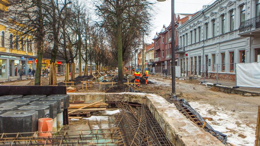 Klojamas naujas Laisvės alėjos grindinys