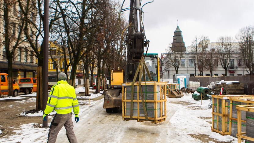 Klojamas naujas Laisvės alėjos grindinys