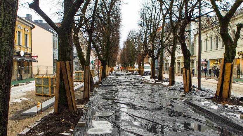 Klojamas naujas Laisvės alėjos grindinys