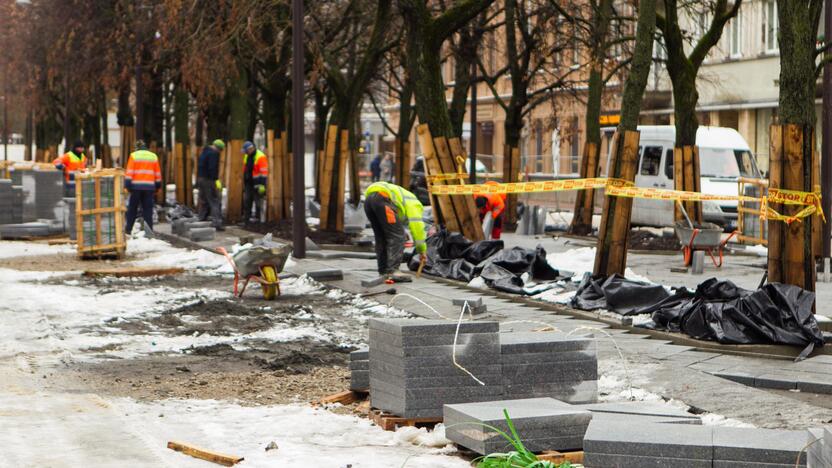 Klojamas naujas Laisvės alėjos grindinys