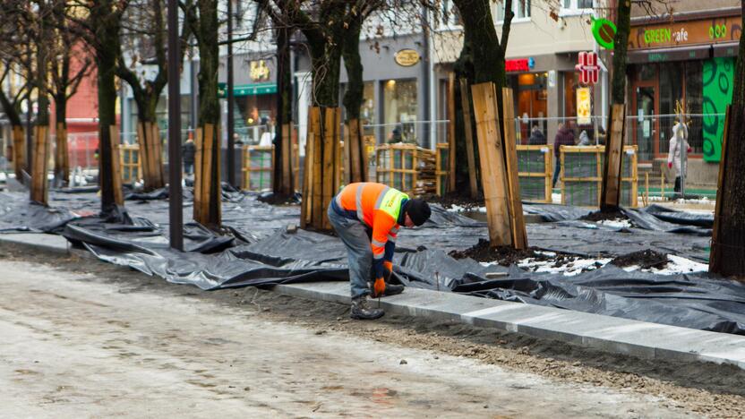 Klojamas naujas Laisvės alėjos grindinys