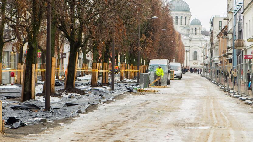 Klojamas naujas Laisvės alėjos grindinys