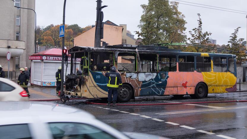 Netoli Kauno autobusų stoties supleškėjo troleibusas