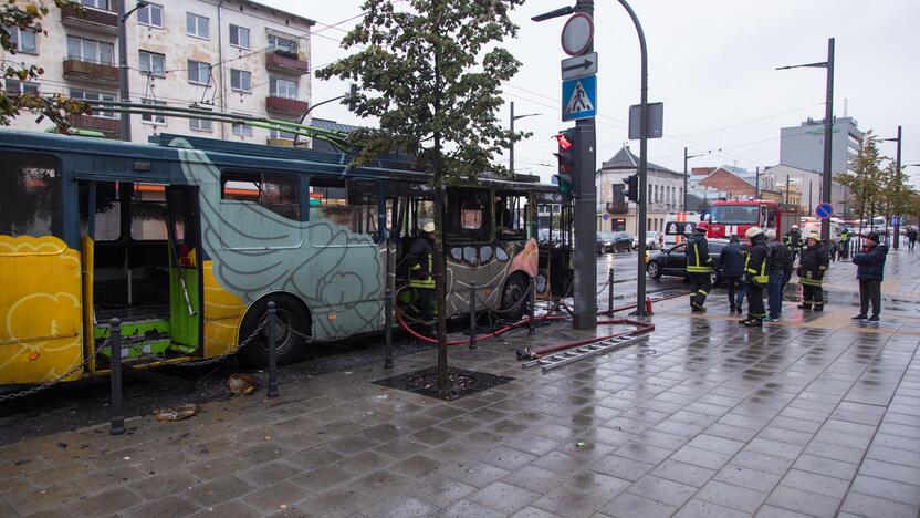 Netoli Kauno autobusų stoties supleškėjo troleibusas