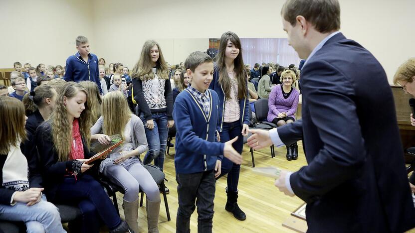 Vaikams prizus įteikė įmonės "Klaipėdos kartonas" generalinis direktorius V.Beržonskis.