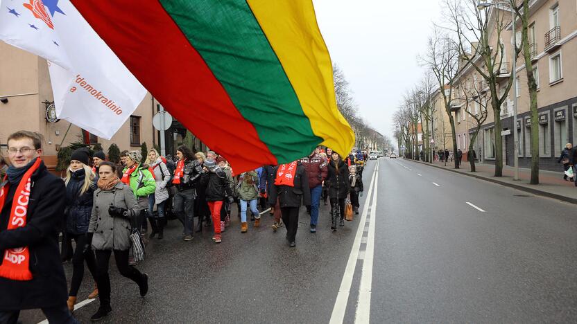 Vasario 16-osios eitynėse partinių veikėjų gvardija buvo gausesnė nei pareigūnų ir karių gretos.