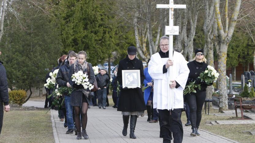 I. Strazdauskaitės laidotuvės