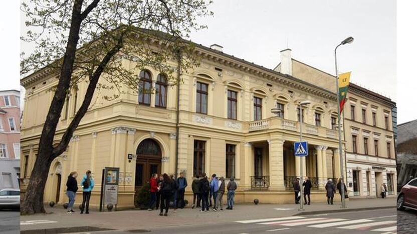 Atminimo lentos galėtų būti pakabintos ant fasado Liepų gatvėje (iš kairės), ant I.Simonaitytės bibliotekos sienos Herkaus Manto gatvėje ir ant buvusios prancūzų prefektūros sienos Sukilėlių gatvėje.