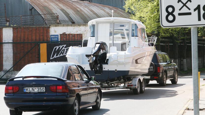 Prabanga: bankrutuojančios įmonės vadovas nesusitaikė su verslo griūtimi ir iš savo paties įmonės grobė, ką tik galėjo – katerį, automobilį, pinigus.