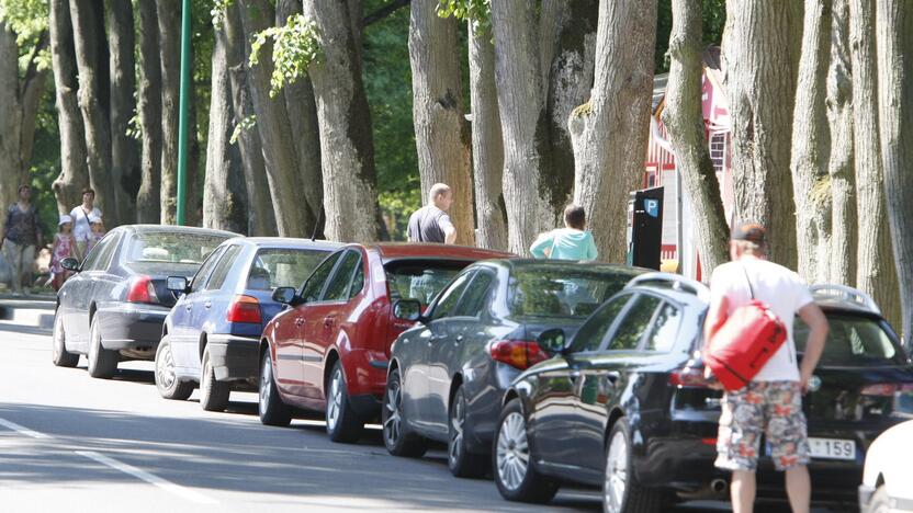 Išlaidos: šiemet Palangoje už automobilių stovėjimą renkamas mokestis visose gatvėse į vakarus nuo Vytauto gatvės.