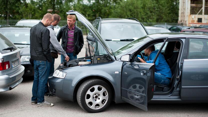 Gudrybės: automobilių prekeiviai griebėsi naujo apgaulės būdo – jau klastojama ne tik automobilio rida, bet sugebama manipuliuoti ir kitais duomenimis.