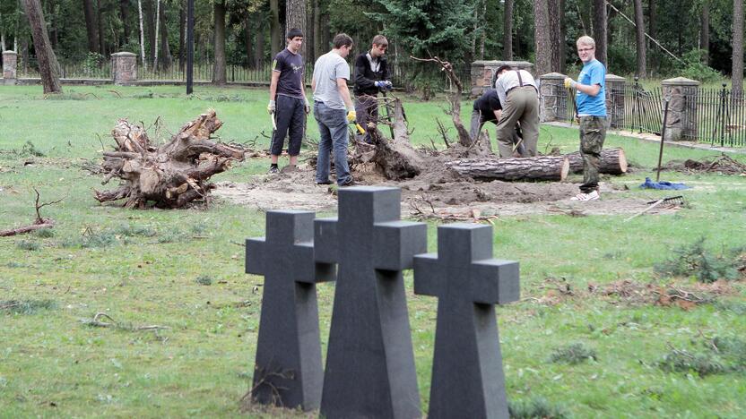 Talka: savanoriai tvarkė audros nuniokotas Vokiečių karių kapines.