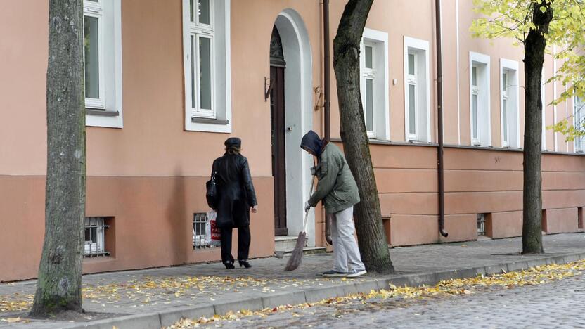 Tvarko: pašalpų gavėjai švarina miestą ir įvairias įstaigas.