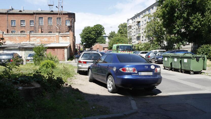 Požiūris: uostamiesčio gatvėse vairuotojai automobilius dažnai pastato taip, kaip jiems patinka.