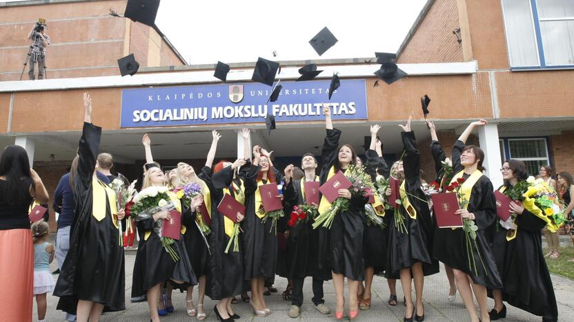 Bedarbiai: šiemet studijas baigę absolventai, vos pasidžiaugę gautais diplomais, jau skuba į darbo biržą.