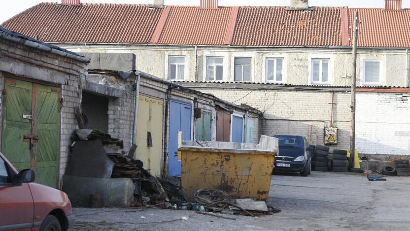 Bėdos: uostamiestyje vis dar stūkso daugybė apleistų statinių.