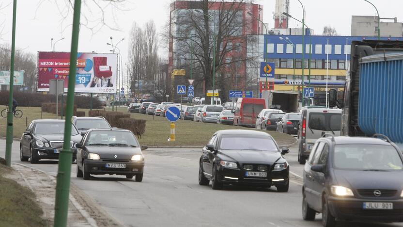 Judėjimas: nors mieste daugėja neįgaliesiems pritaikytų šaligatvių, tačiau Mokyklos gatvės mikrorajono gyventojai jų vis dar pasigenda.