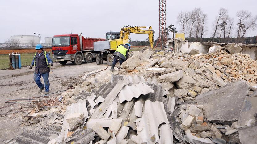 Nugriovė: vakar centriniame stadione vadinamoji VIP tribūna buvo sulyginta su žeme.