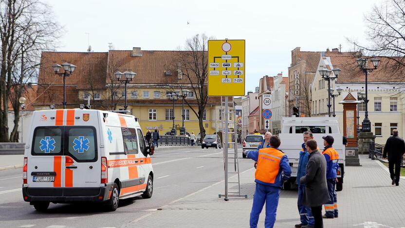 Tiltų gatvės prieigose pastatyti nauji informaciniai ženklai, kuriuose aiškiai nurodyta, kam ja leidžiama važiuoti.