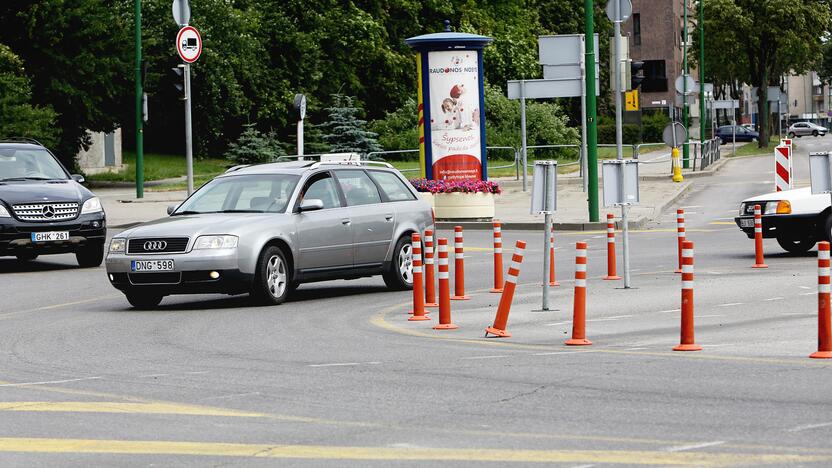 Vaizdas: gyventojai pasakojo matę, kaip kelis žiedinės sankryžos stulpelius paaugliai nusivežė dviračiais.