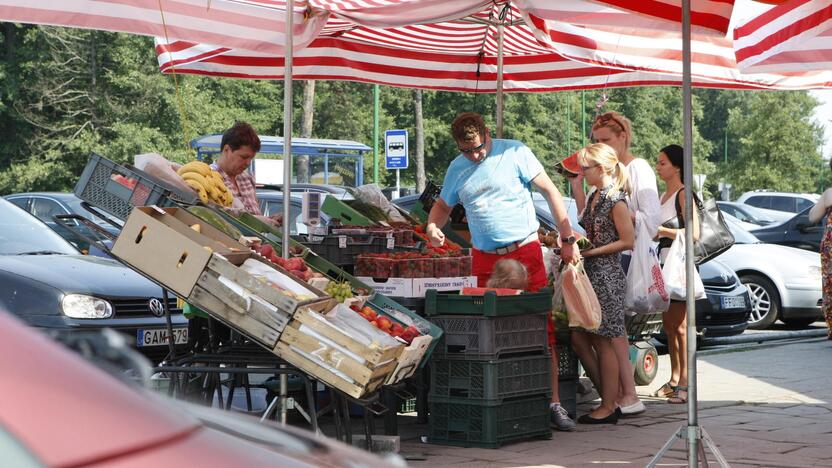 Planai: miesto valdžia nori suvienodinti gatvės prekeivių prekystalius.