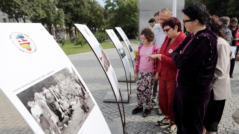 Fotografijos: prie Danės skvere esančio paminklo „Arka“ susirinko būrelis istorijai neabejingų žmonių, kurie apžiūrėjo atidarytą dokumentinę parodą.