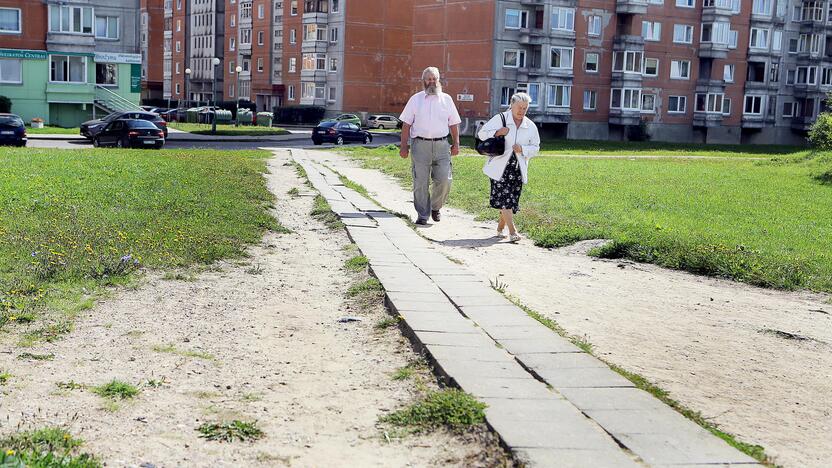 Ateitis: šiemet, kaip ir kiekvieną rudenį, vos palijus klaipėdiečiai dėl siauro tako klampos per purvynus.