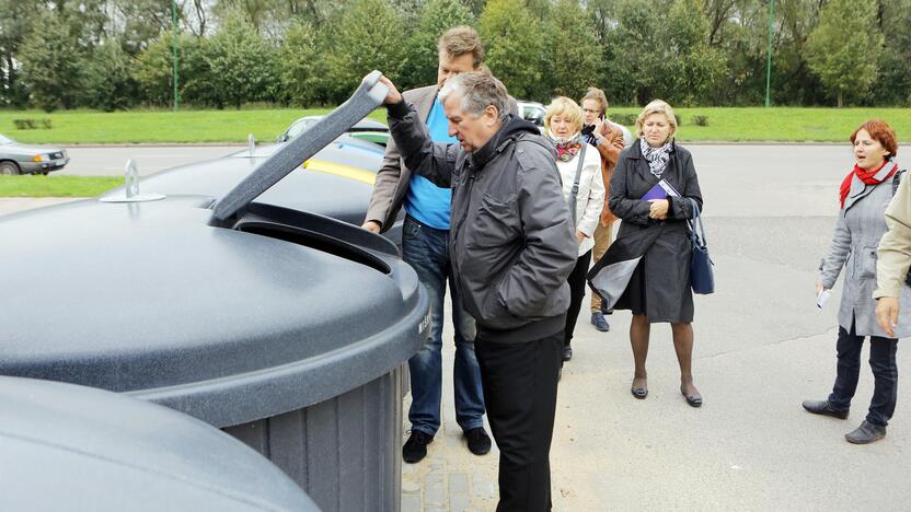 Patikrino: Klaipėdos politikai nepabijojo pauostyti naujųjų konteinerių turinio.