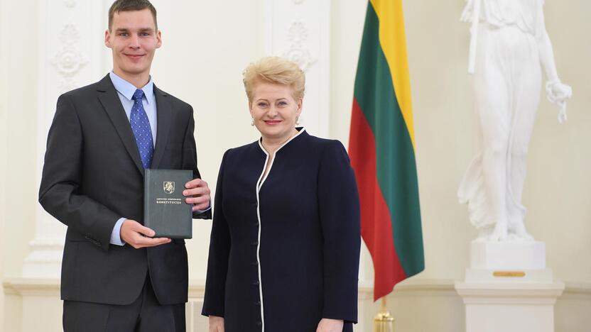 Pasiekimas: Klaipėdos suaugusiųjų gimnazijos mokinį T.Girtą sveikino Prezidentė Dalia Grybauskaitė.