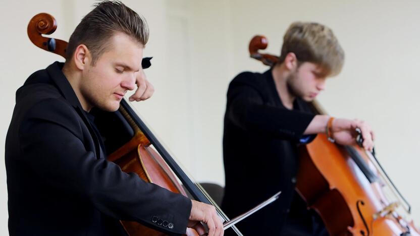 Demonstruoja: duetas "T&K Duo" atskleidžia unikalias violončelės galimybes.