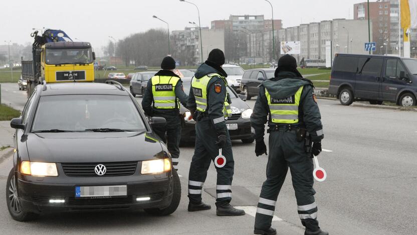 Patikra: kelių policininkai tikrina vairuotojus ir dieną, ir naktį, ir darbo, ir išeiginėmis dienomis.