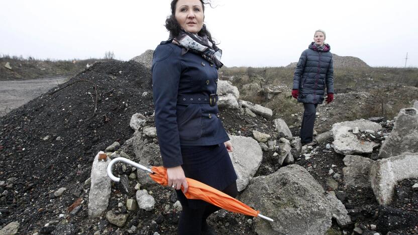 Kaimynystė: šalia Palangos plento esantys verslininkų sklypai, pilni statybinio laužo, bado akis ne tik klaipėdiečiams, bet ir Sendvario seniūnei L.Kuprienei (kairėje) bei jos pavaduotojai R.Zubienei.