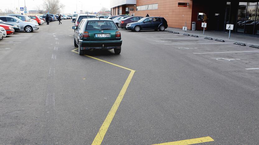 Situacija: vairuotojai nevengia palikti automobilių neleistinose vietose.