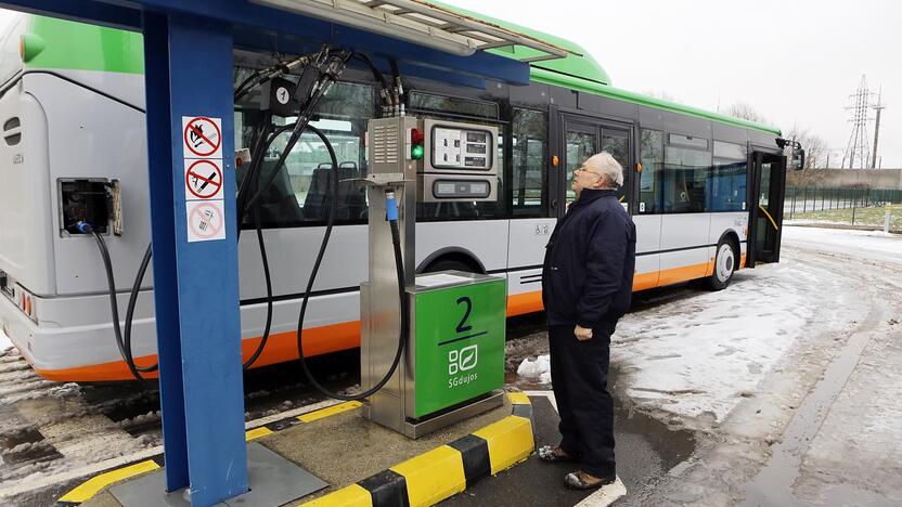  Degalai: suspaustomis dujomis uostamiestyje prekiauja vienintelė degalinė, kuri aptarnauja ir miesto maršrutinius autobusus.