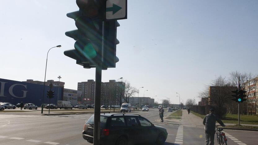  Nepatogumas: vairuotojai skundžiasi, kad šviečiant saulei kartais neįmanoma įžiūrėti šviesoforų signalų.