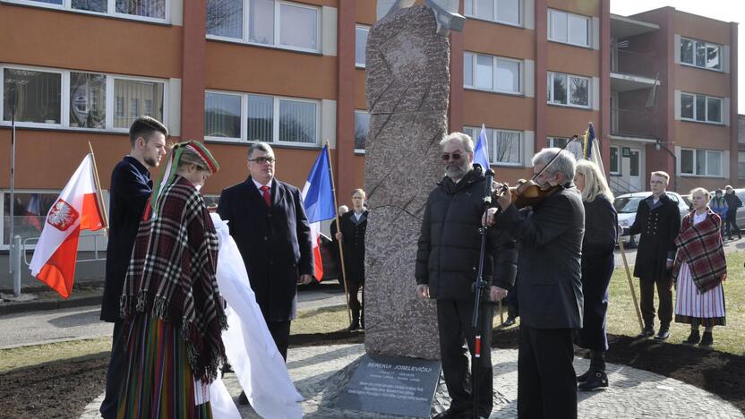 Atminimas: Kretingoje B.Joselevičiui atidengtas paminklas.