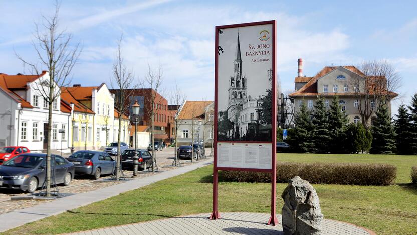 Ženklas: kol kas vietą, kur stovėjo Jono bažnyčia, žymi informacinis stendas.