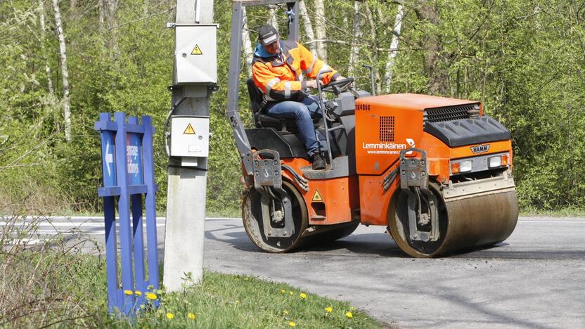 Darbai: prieš vasaros sezoną Pamario gatvėje lopomos duobės.