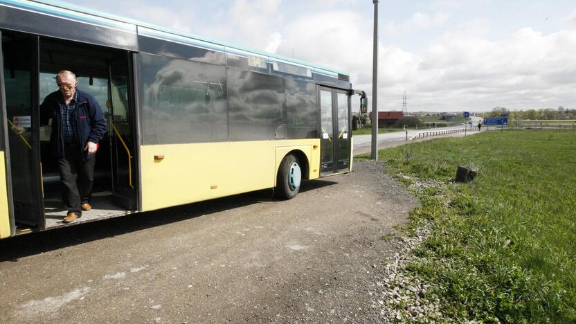 Nepatogumai: Tauralaukio gyventojai guodžiasi, kad autobuso turi laukti purvyne.