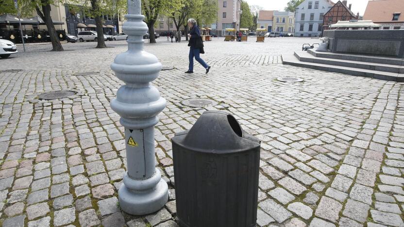 Pastebėjimas: klaipėdietės nuomone, šiukšliadėžės Teatro aikštėje turėtų stovėti patogesnėse vietose.