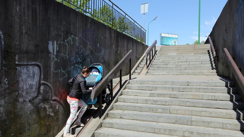 Požeminėje perėjoje esančiais stačiais laiptais užkelti vežimą su vaiku gali būti pavojinga.