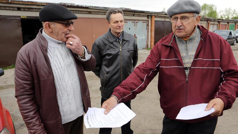 Parašai: garažų bendrijos nariai siekia, kad bendrijos "Žuvėdra" pirmininkė būtų atstatydinta.