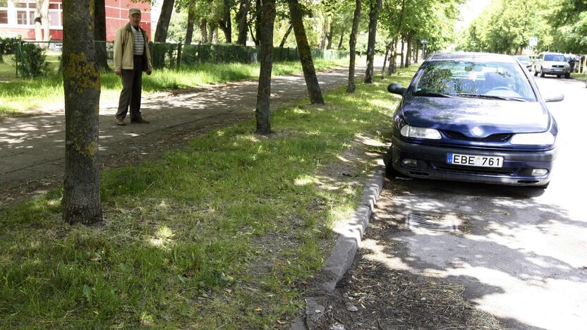 Reikjaviko gatvės gyventojai negali atsistebėti, kodėl tos pačios gatvės viena pusė sutvarkyta, o kita – apleista.